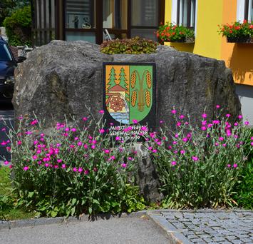 Stein mit dem Wappen der Gemeinde